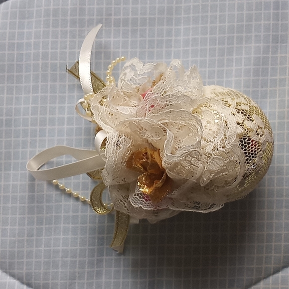 Victorian Christmas/Valentines Ornament - Picture 4 of 4